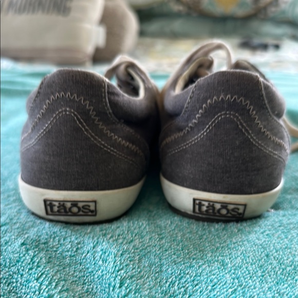 Taos Footwear Gray Athletic Shoes - Picture 4 of 7